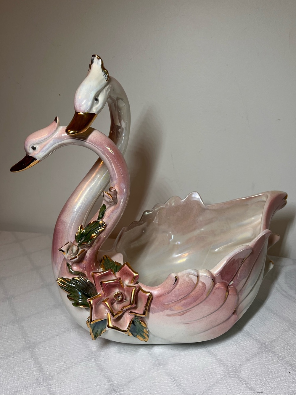 Vintage Capodimonte large double swan centrepiece
pink lustreware
Made in ITALY